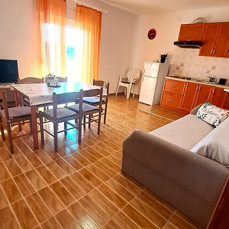 Azik Apartment Lopar